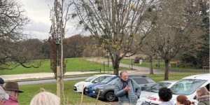 Magazine de Saint-Cyr-En-Val et son édition de janvier 2025. Un homme parle à des personnes dans la nature.